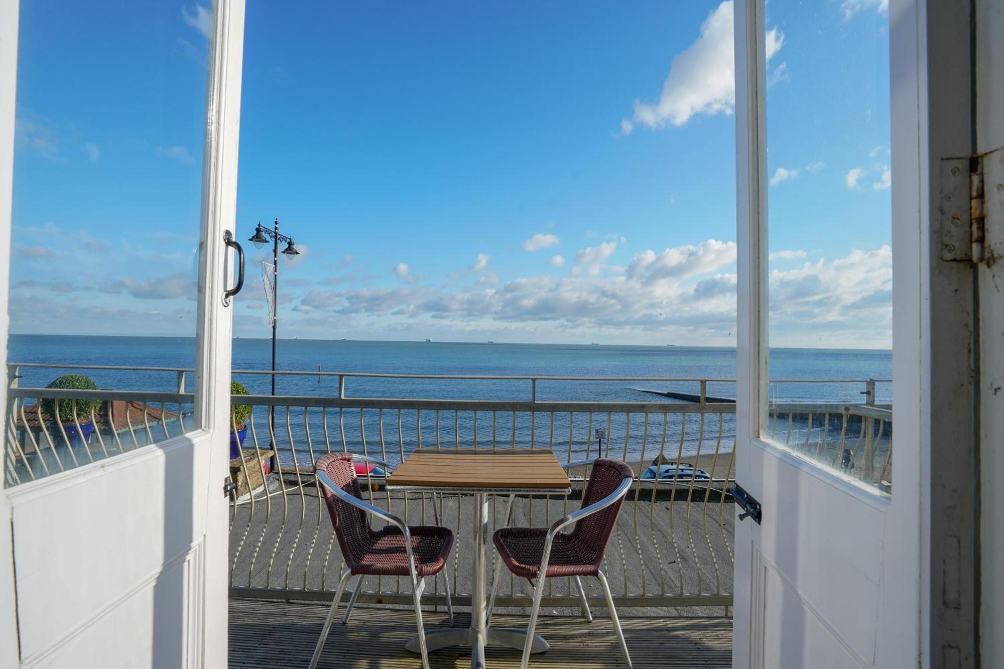 Oyo Shanklin Beach Hotel Extérieur photo